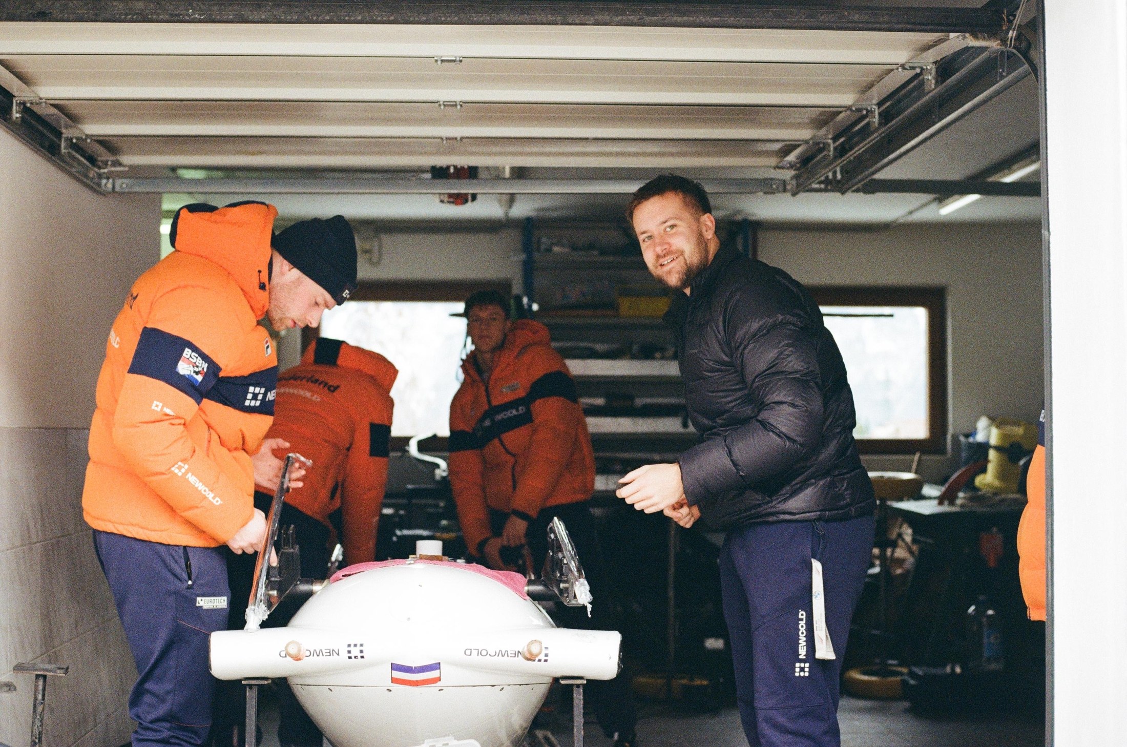 In de garage — de slee klaarmaken voor de Europacup in Innsbruck